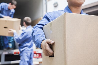 Des déménageurs vidant un camion