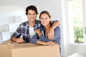 Un jeune couple heureux d'emménager