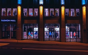 Un magasin éclairé de nuit