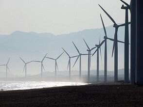 Un parc éolien sur une côte